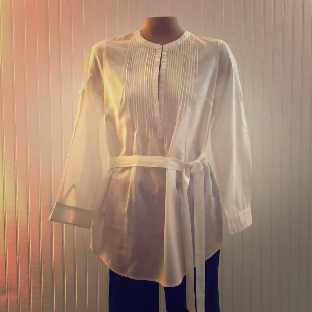 Women’s ann Taylor Loft White top size SP. 🎁